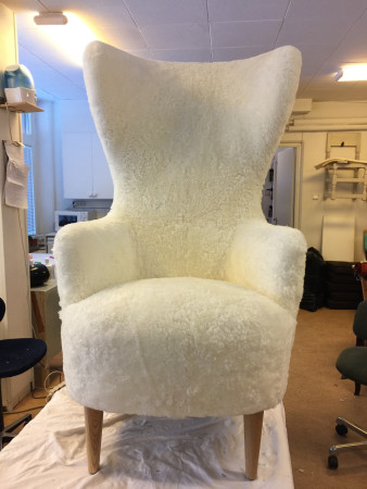 Tom Dixon wingbackchair klädd i fårskinn Offwhite.